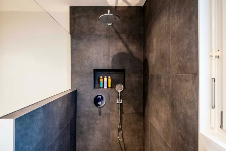 Prestataire pour rénovation et modernisation d'une salle de bain avec une double vasque, une douche italienne et un sèche serviette, Guérande, GUIHO PLOMBERIE