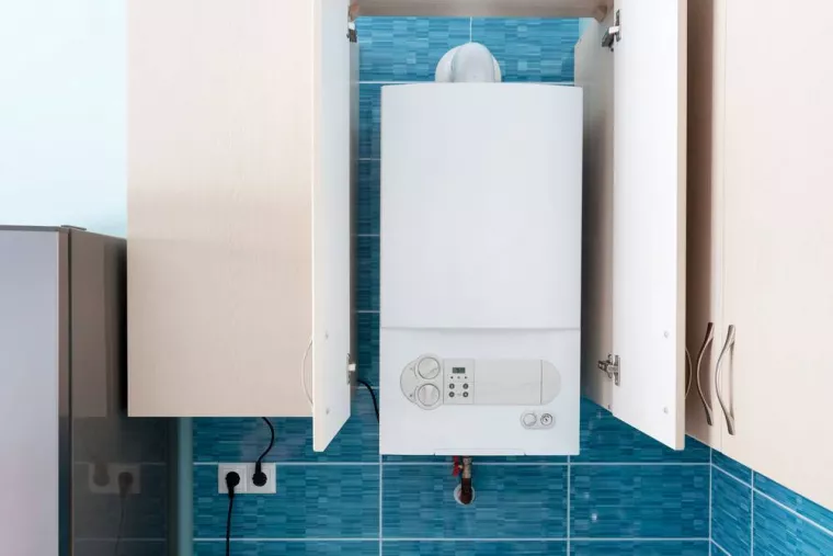 Plombier pour remplacement d'un ballon d'eau chaude électrique dans un placard d'un appartement, Guérande, GUIHO PLOMBERIE