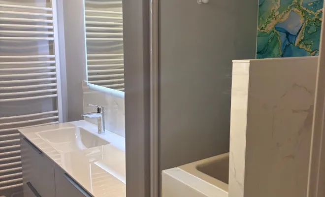 Avant / après d’une rénovation complète de salle de bain 🔨✨ à Saint-Nazaire, Guérande, GUIHO PLOMBERIE